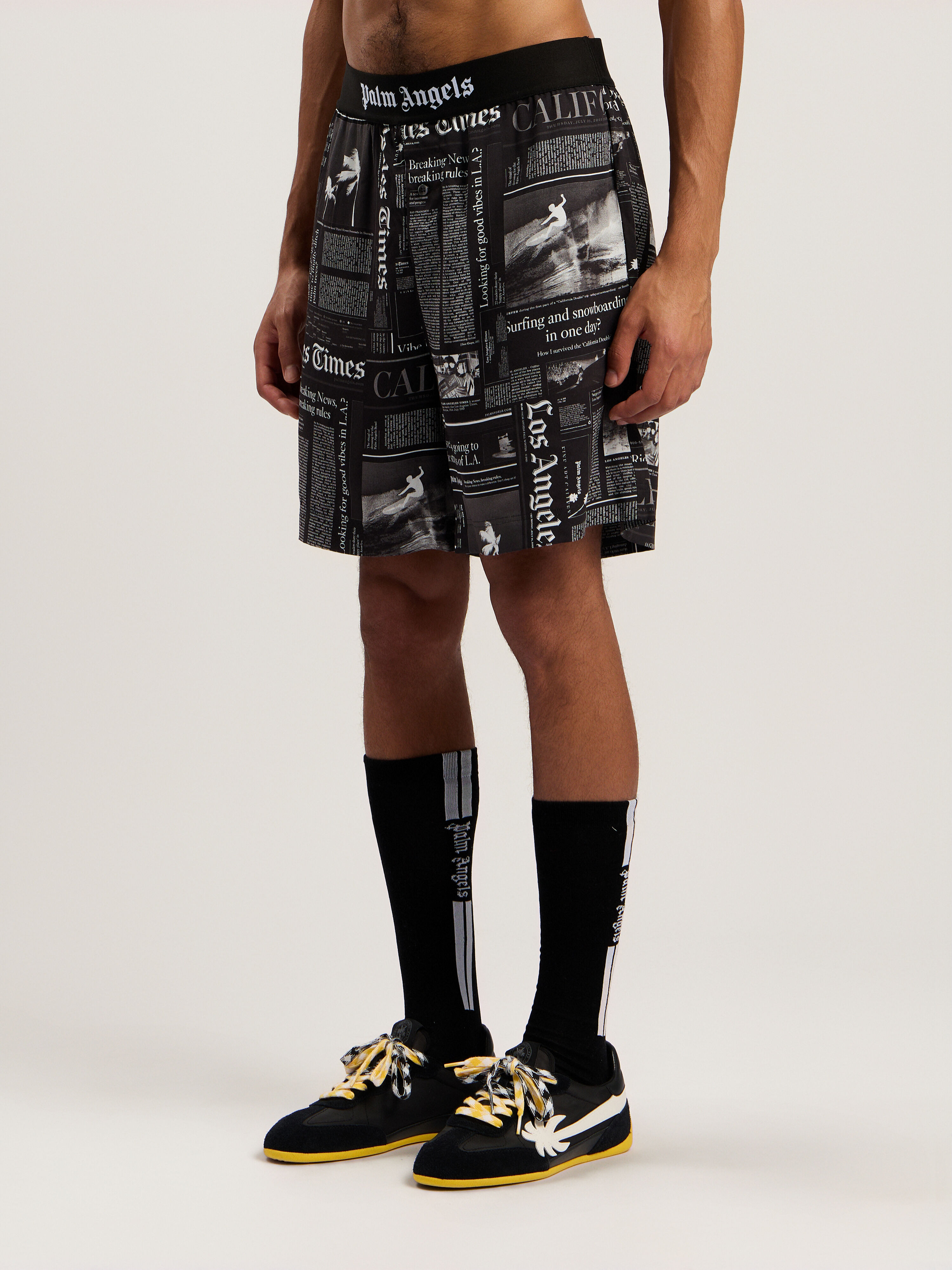 PALM ANGELS News Print Drawstring Shorts BLACK - OFF WHITE PMCB044F25FAB001
