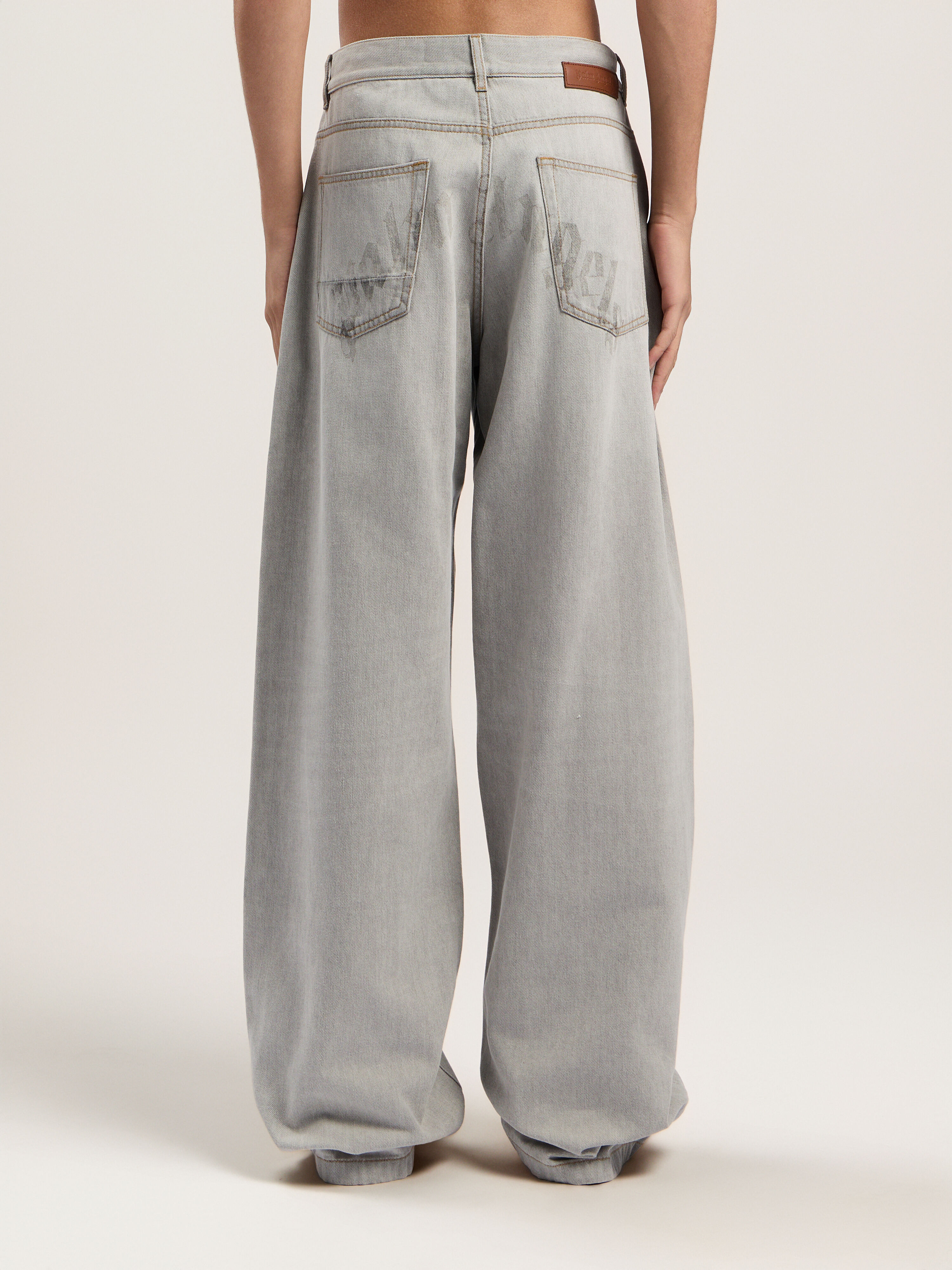 PALM ANGELS Curved Logo Loose Denim Pants LIGHT GREY - LIGHT GREY PMYA049F25DEN001