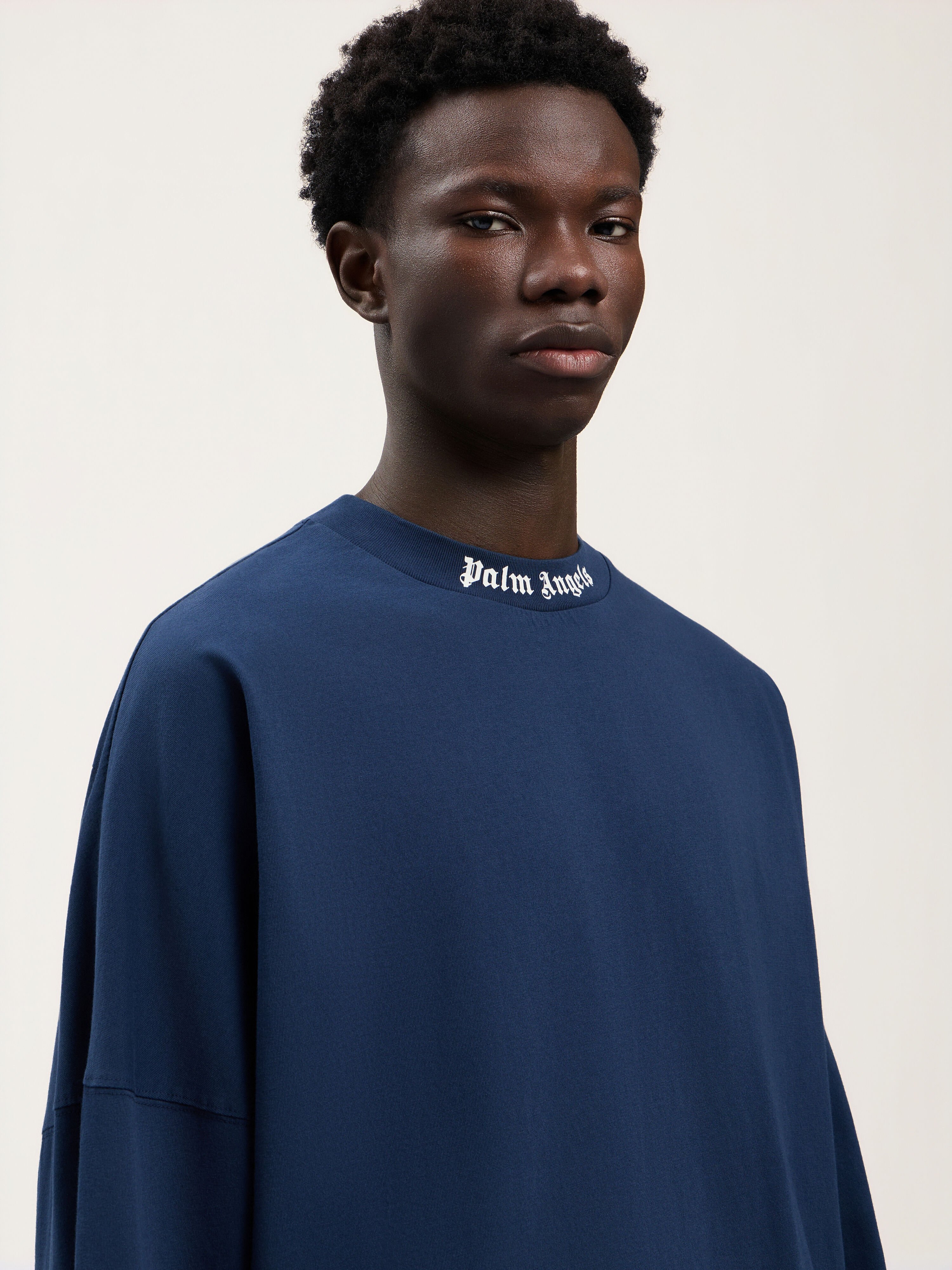 Classic Logo Long-Sleeved Over T-Shirt PALM ANGELS Classic Logo Long-Sleeved Over T-Shirt NAVY BLUE OFF WHITE PMAB059S26JER001