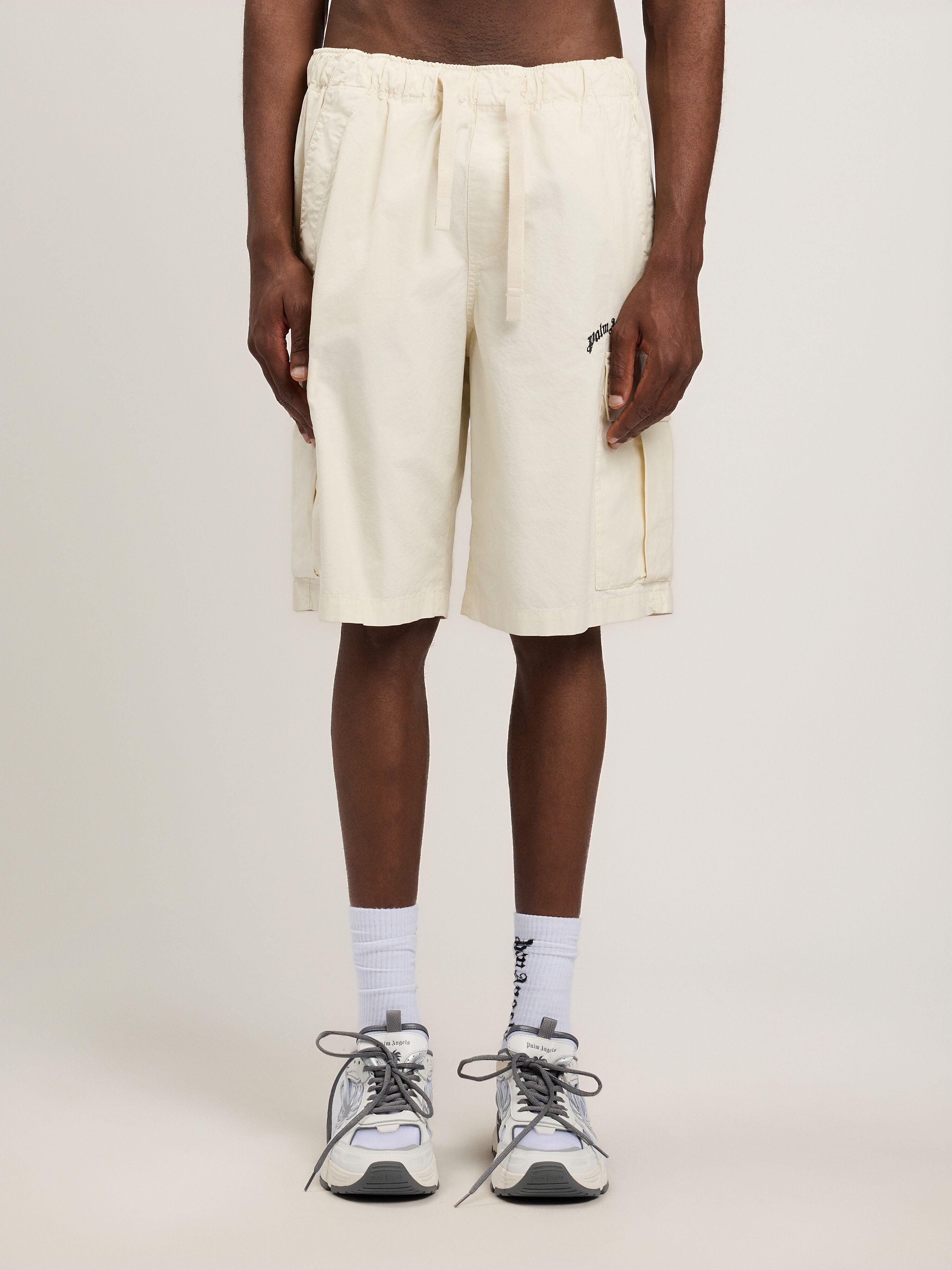 PALM ANGELS Curved Logo Loose Cargo Shorts OFF WHITE BLACK PMCS012S26FAB002