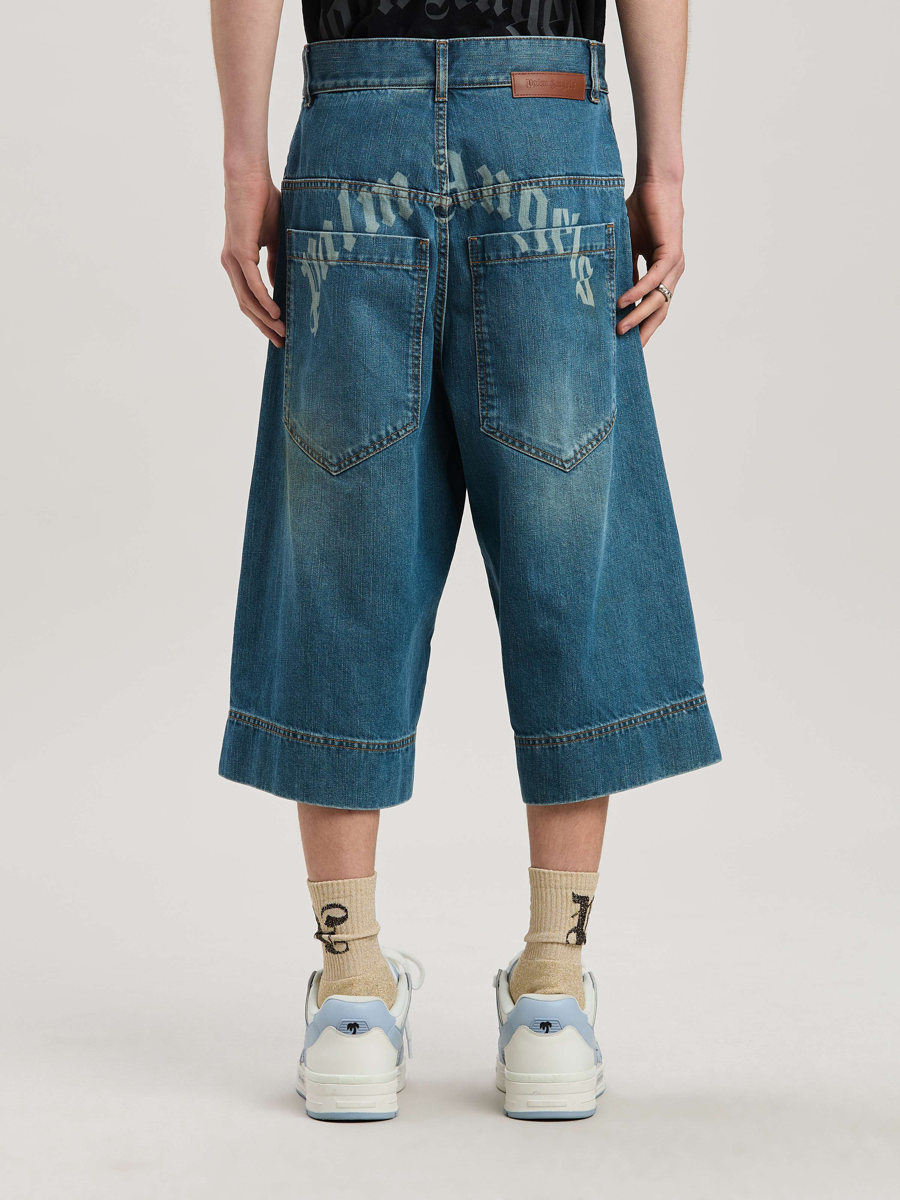 PALM ANGELS  Jeans-Bermuda mit geschwungenem Logo BLUE - GREEN PMYC007S25DEN001