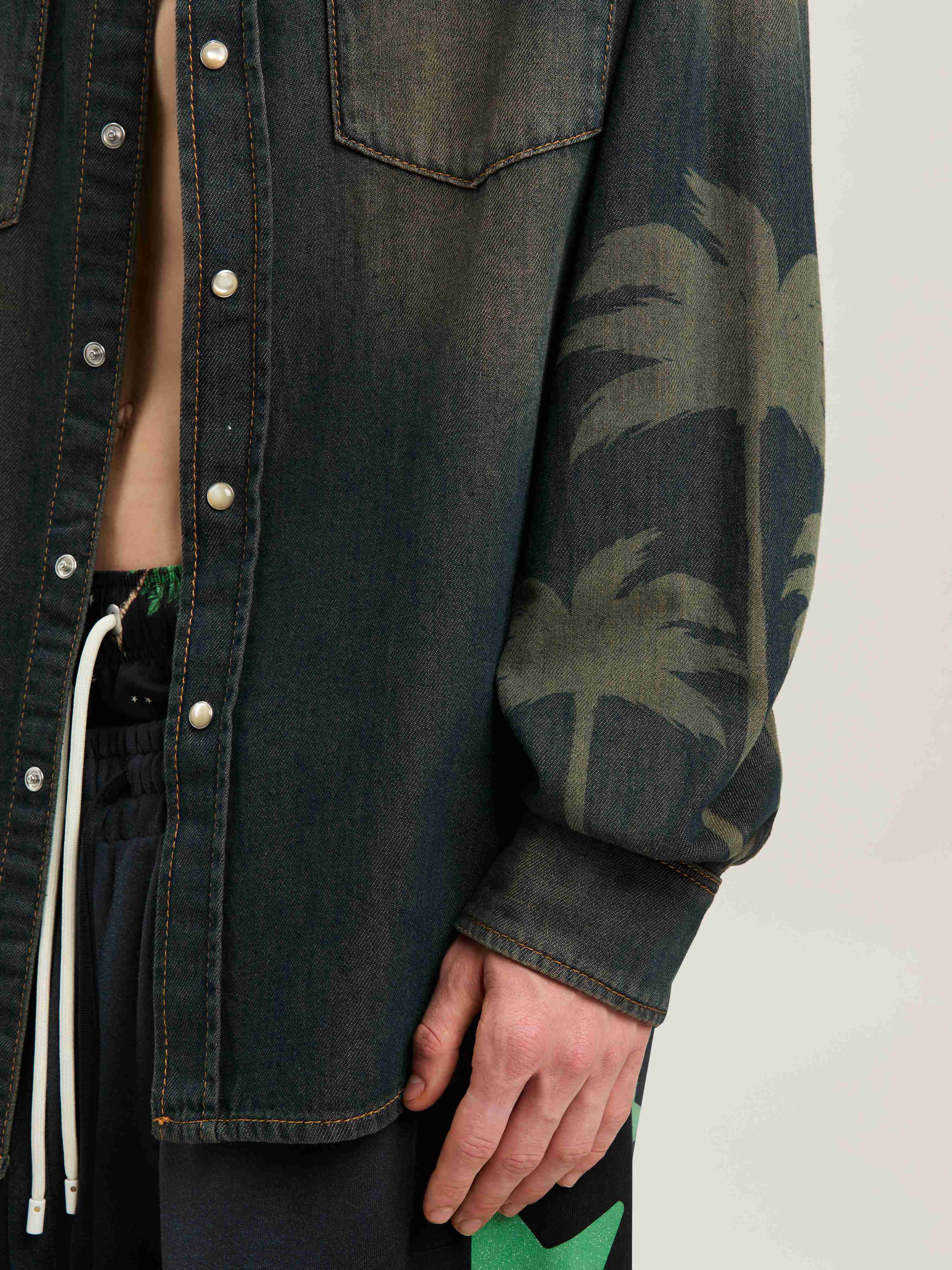 PALM ANGELS  Jeansjacke mit lasergravierter Palme BROWN - GREY PMYD019S25DEN001