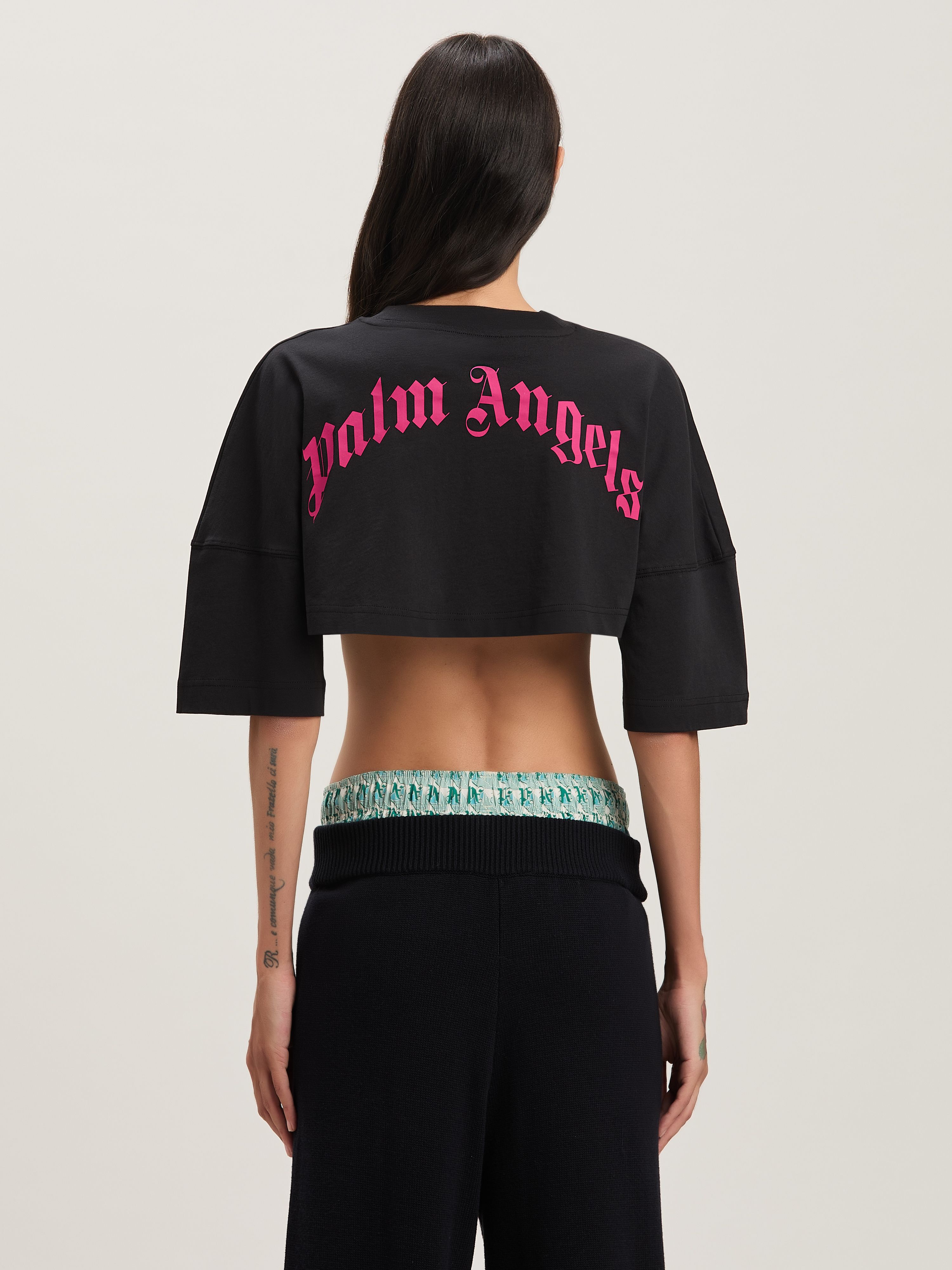 PALM ANGELS  Oversize T-Shirt mit geschwungenem Logo BLACK - FUCHSIA PWAA054S25JER001