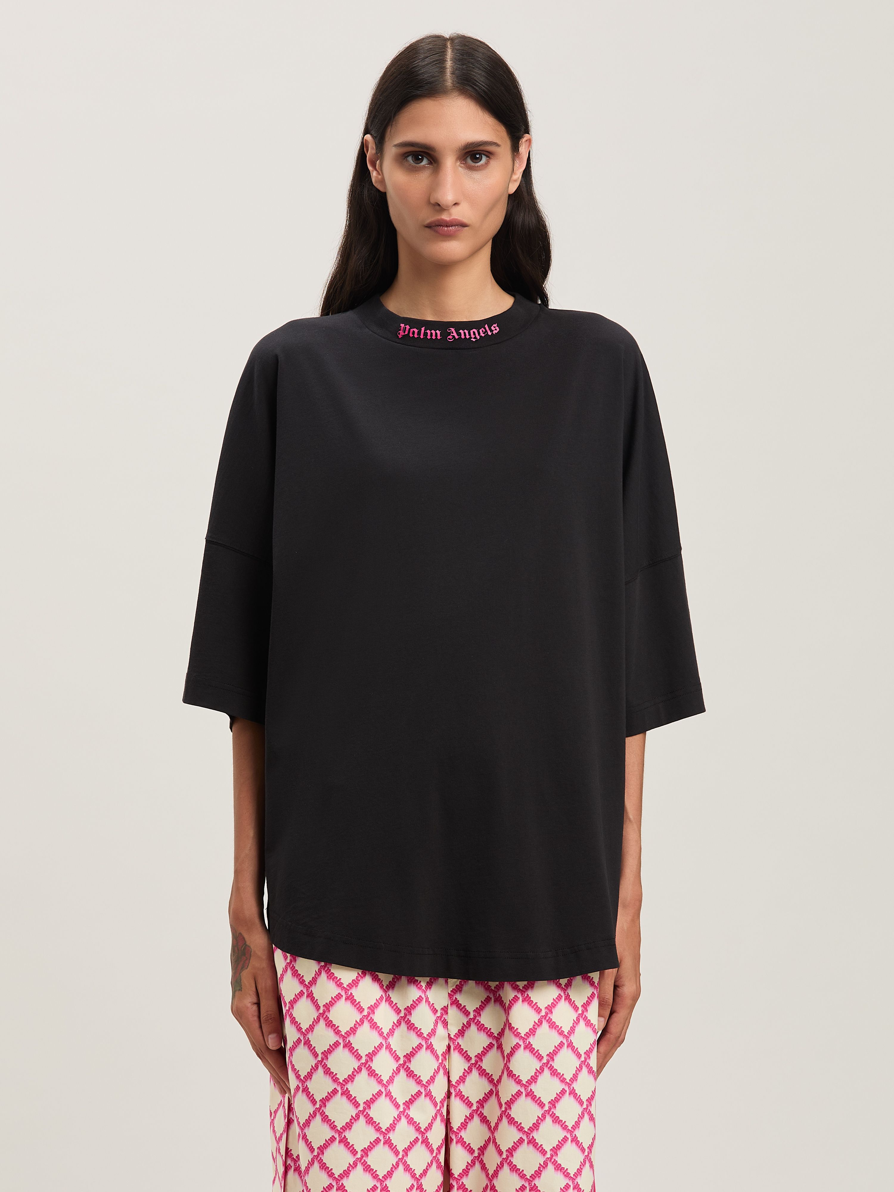 PALM ANGELS  Curved Logo oversize T-shirt BLACK - FUCHSIA PWAA023S25JER002