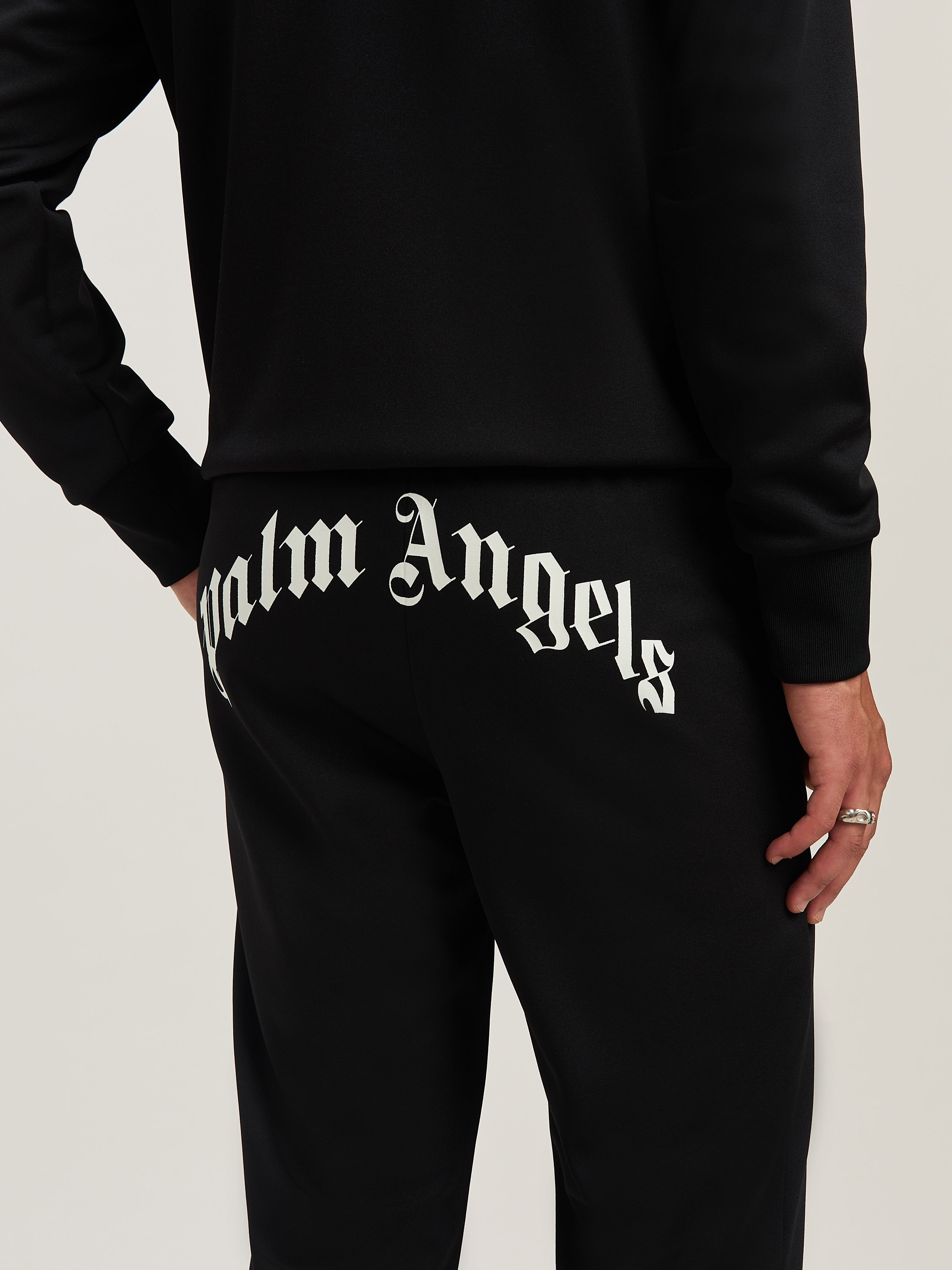 PALM ANGELS  Trainingshose mit geschwungenem Logo BLACK - OFF WHITE PMCJ048S25FAB001