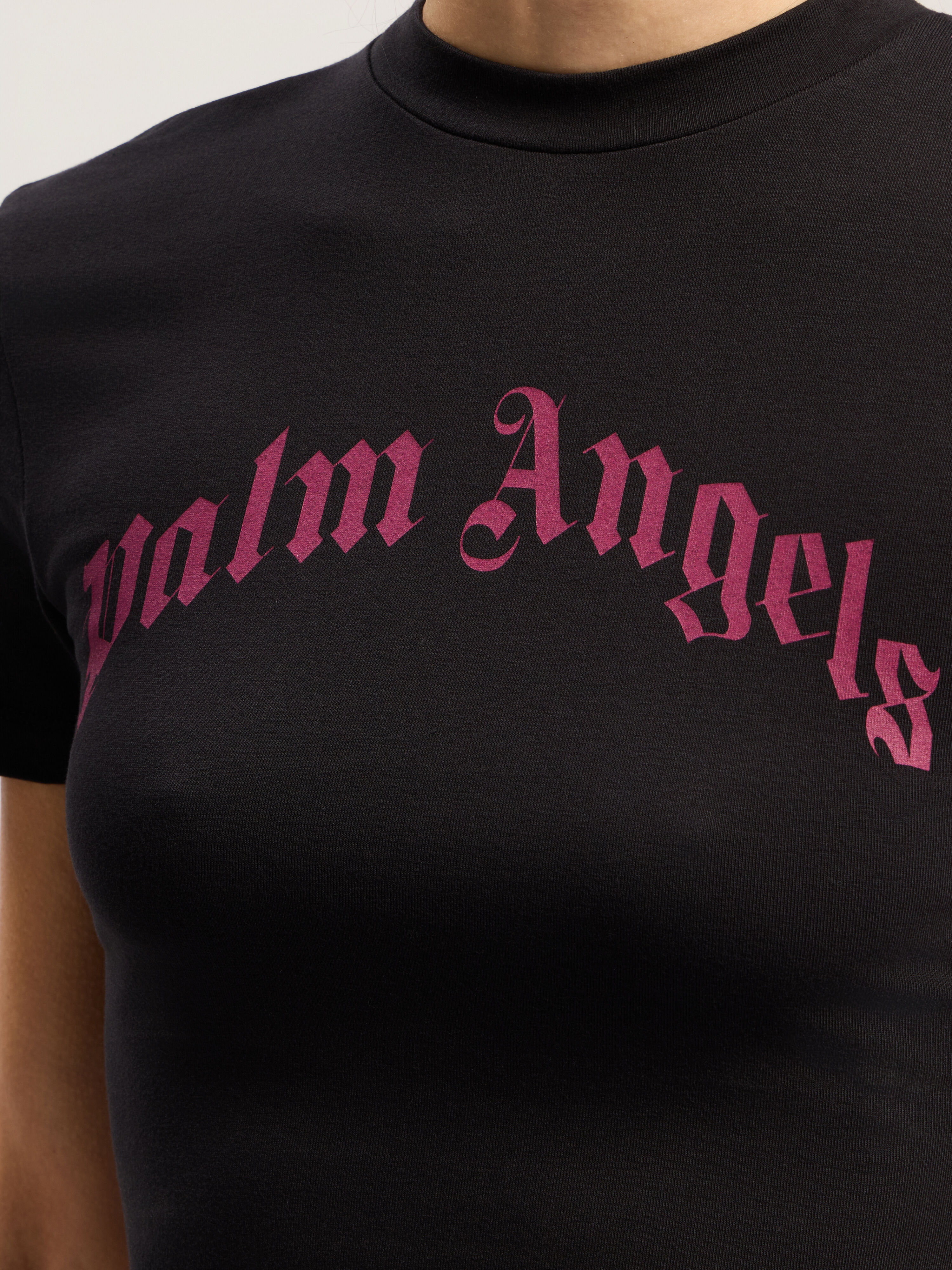 PALM ANGELS Curved Logo Baby Tee BLACK - FUCHSIA PWAA077F25JER002