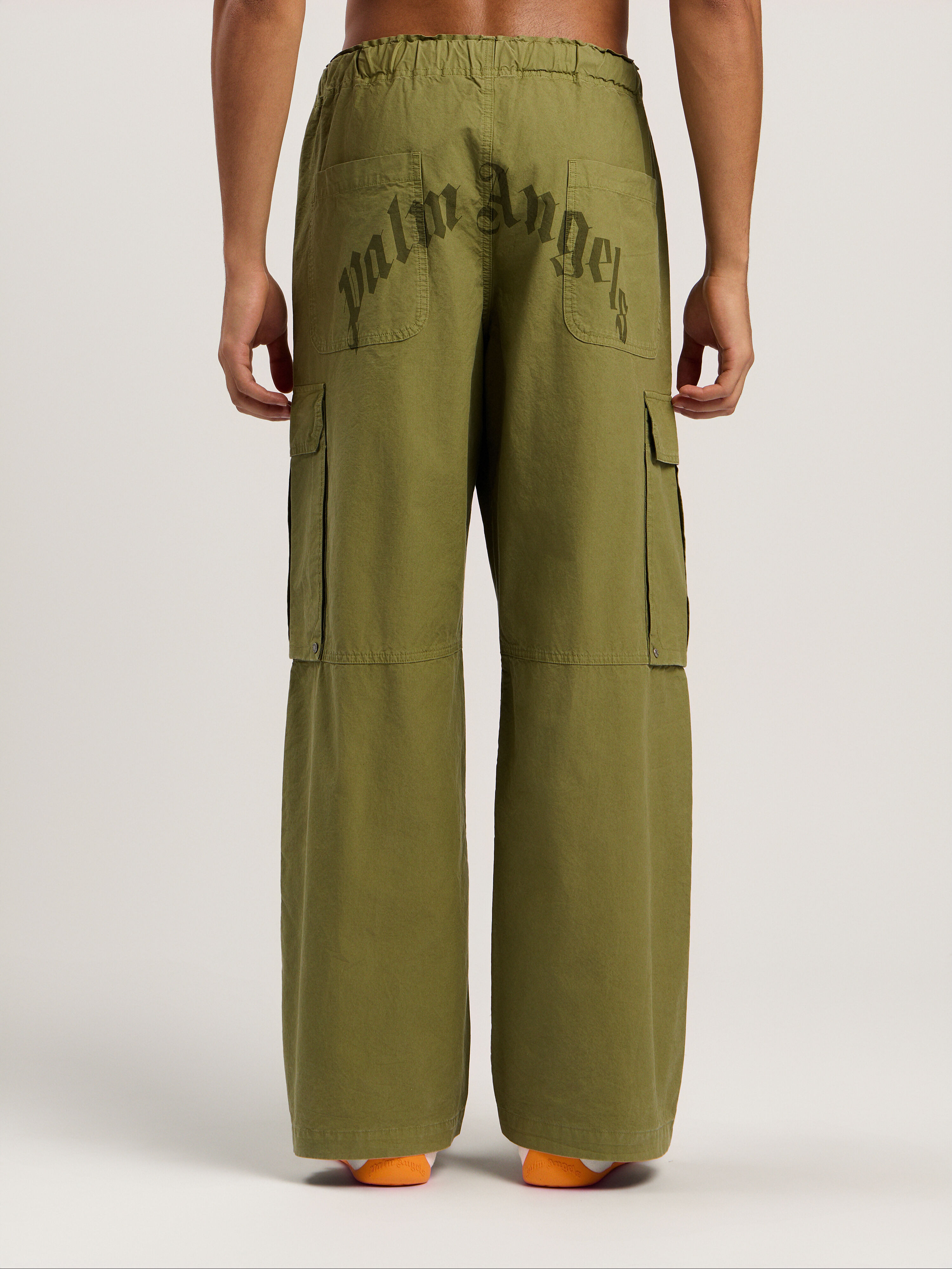 PALM ANGELS Curved Logo Cargo Pants ARMY GREEN - DARK GREEN PMCF037F25FAB001