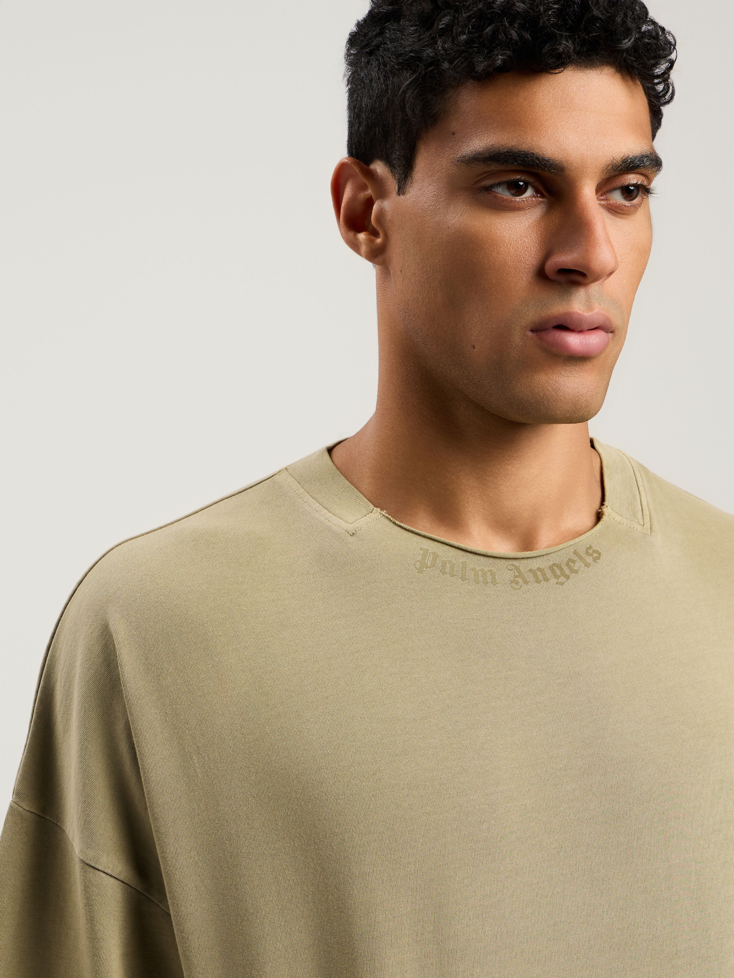 PALM ANGELS Curved Logo Loose Collar T-Shirt ARMY GREEN - DARK GREEN PMAA10HF25JER001