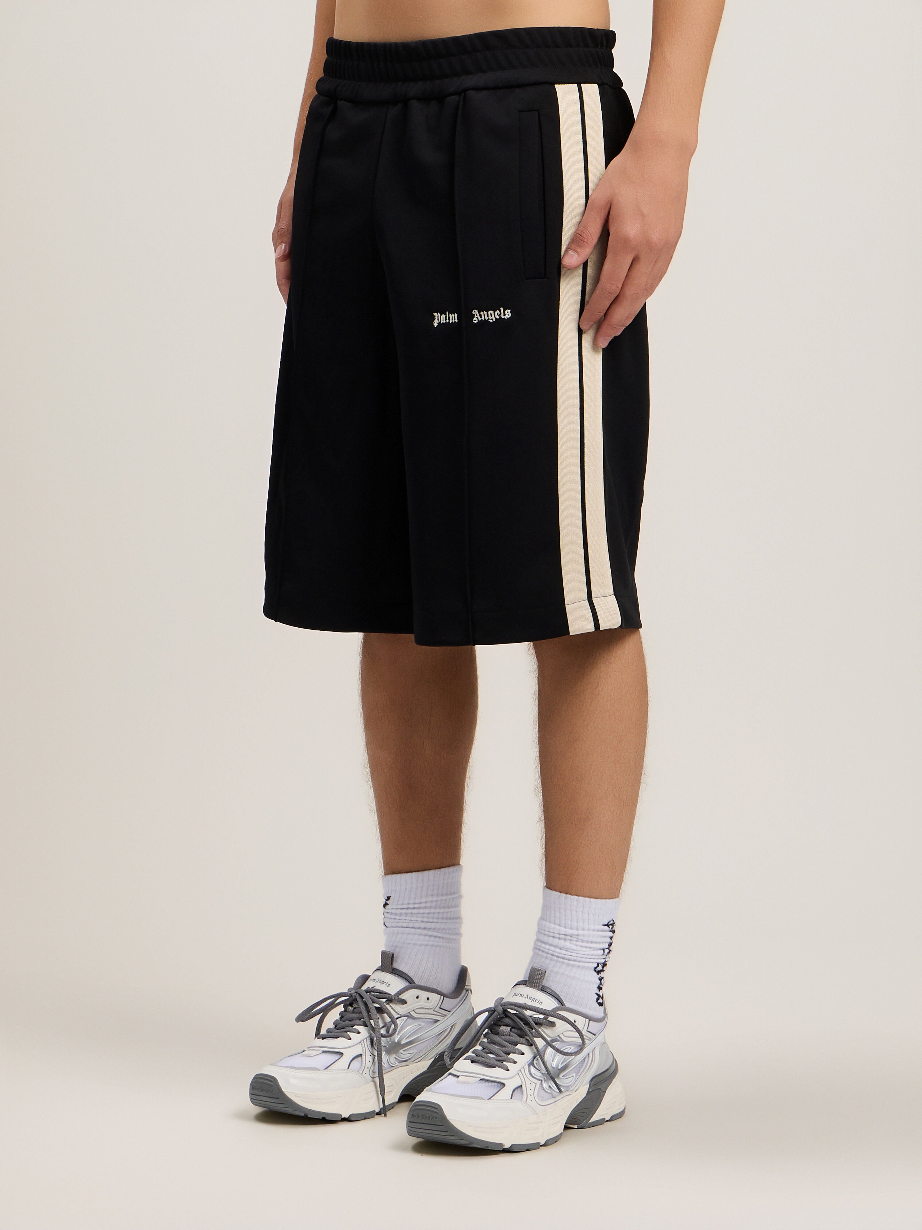 パンツ CLASSIC LOGO TRACK SHORTS BLACK OFF WHIT Classic Logo Track Shorts in BLACK OFF WHITE for Men | Palm Angels®