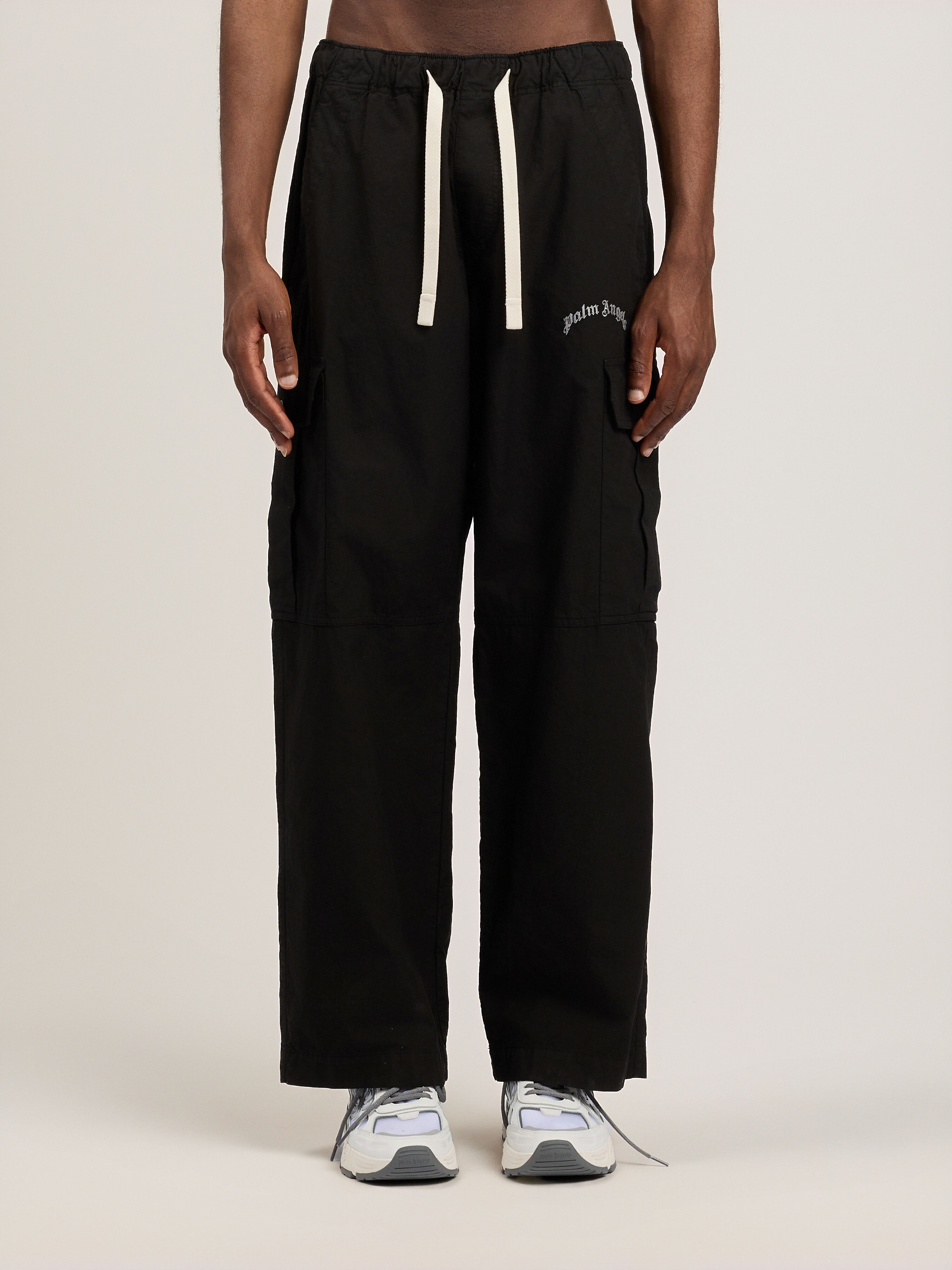 PALM ANGELS Curved Logo Loose Cargo Pants BLACK OFF WHITE PMCF037S26FAB001