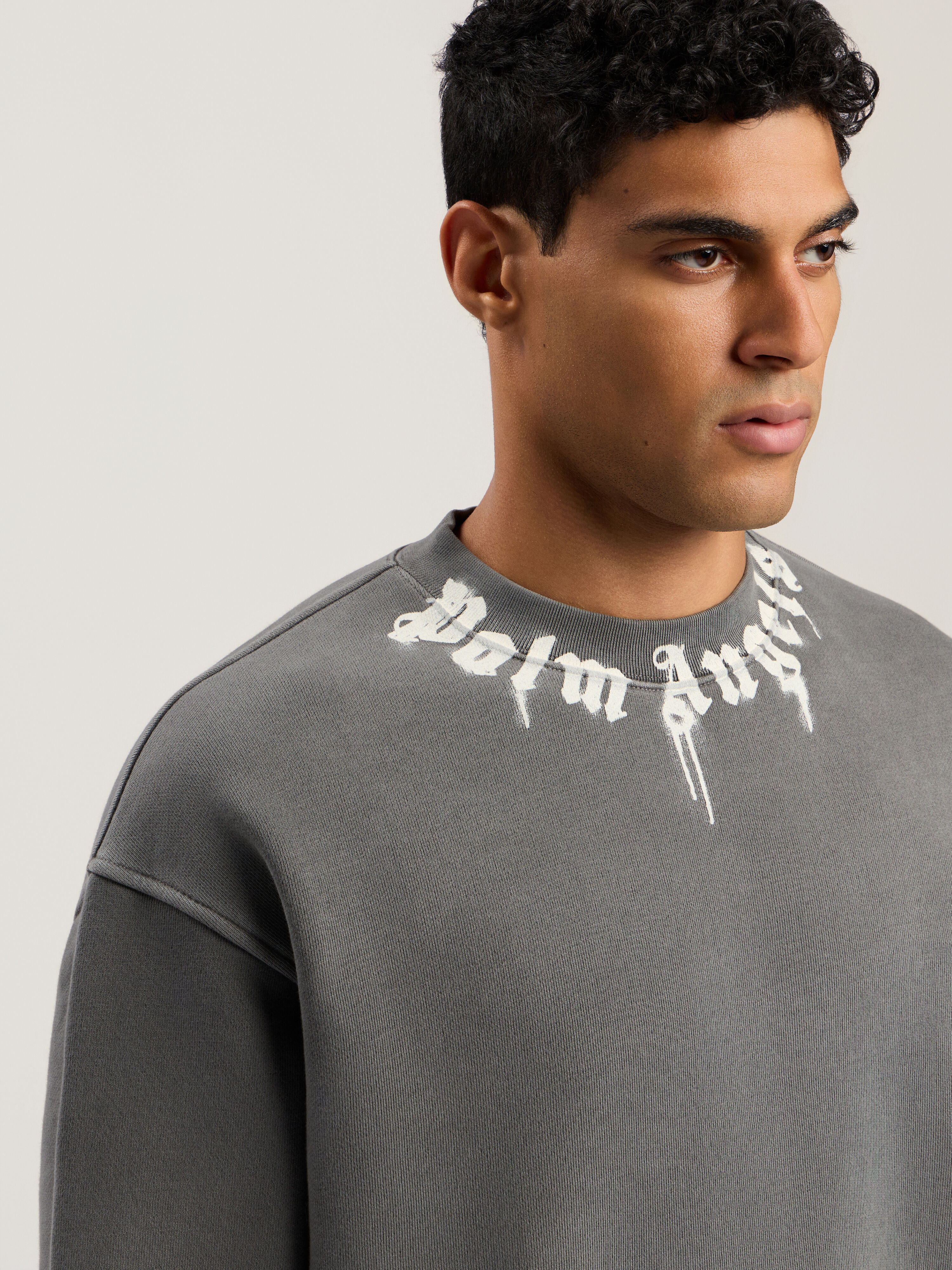 PALM ANGELS Neck Logo Regular Crewneck Sweatshirt DARK GREY - OFF WHITE PMBA08HF25FLE003