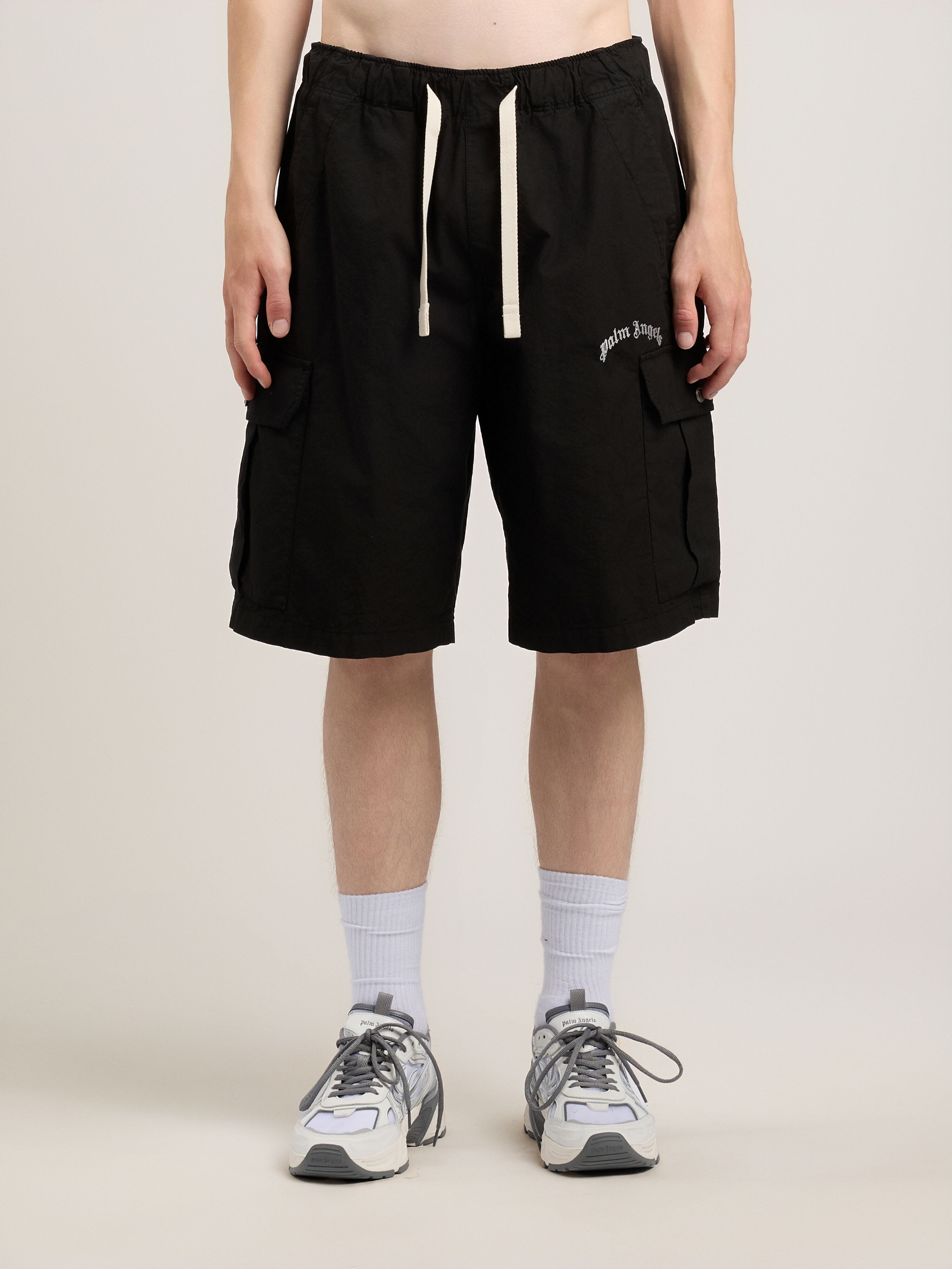 PALM ANGELS Curved Logo Loose Cargo Shorts BLACK OFF WHITE PMCS012S26FAB002