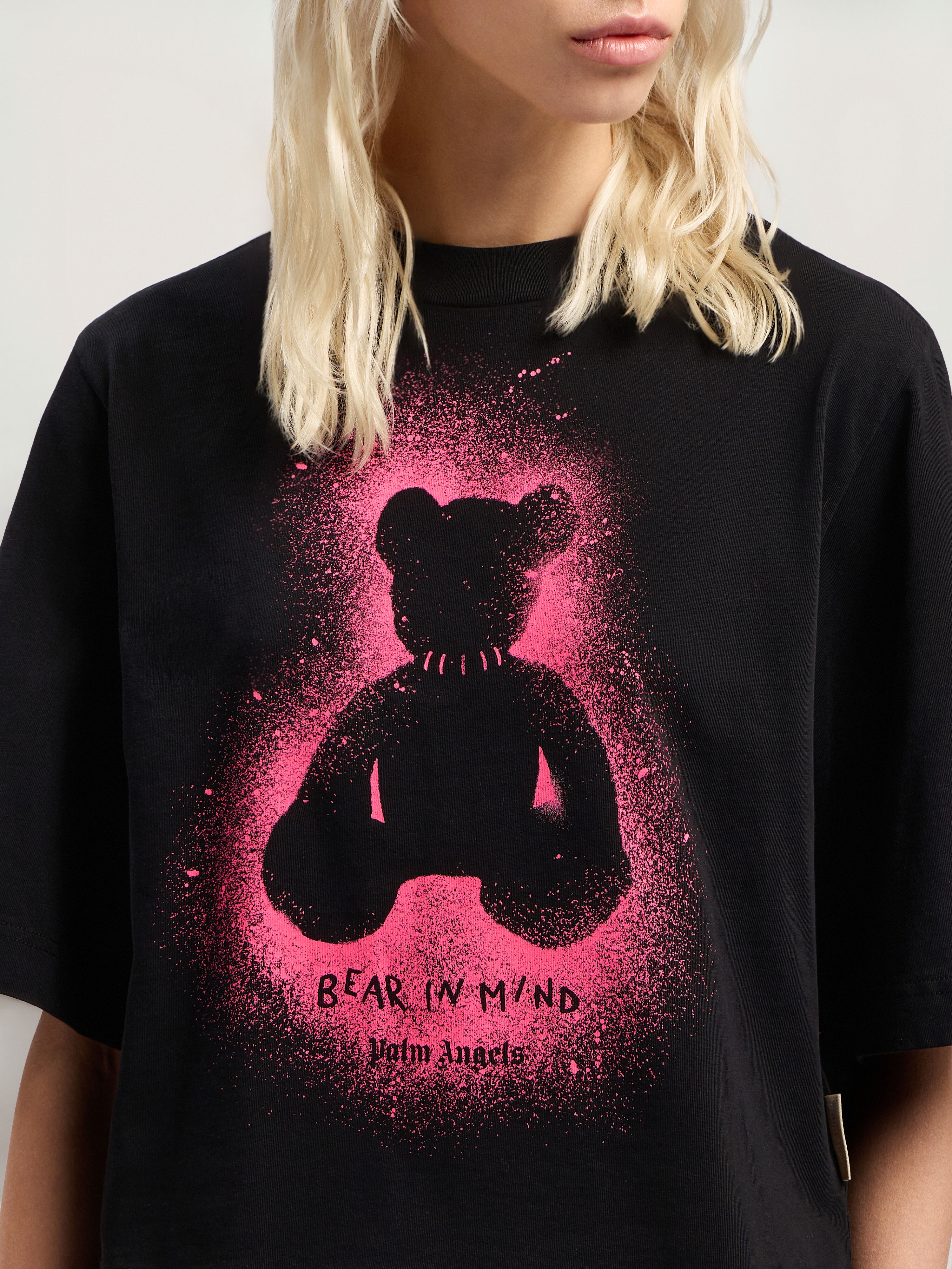 PALM ANGELS Spray Bear Cropped Tee BLACK - FUCHSIA FLUO PWAA079F25JER001