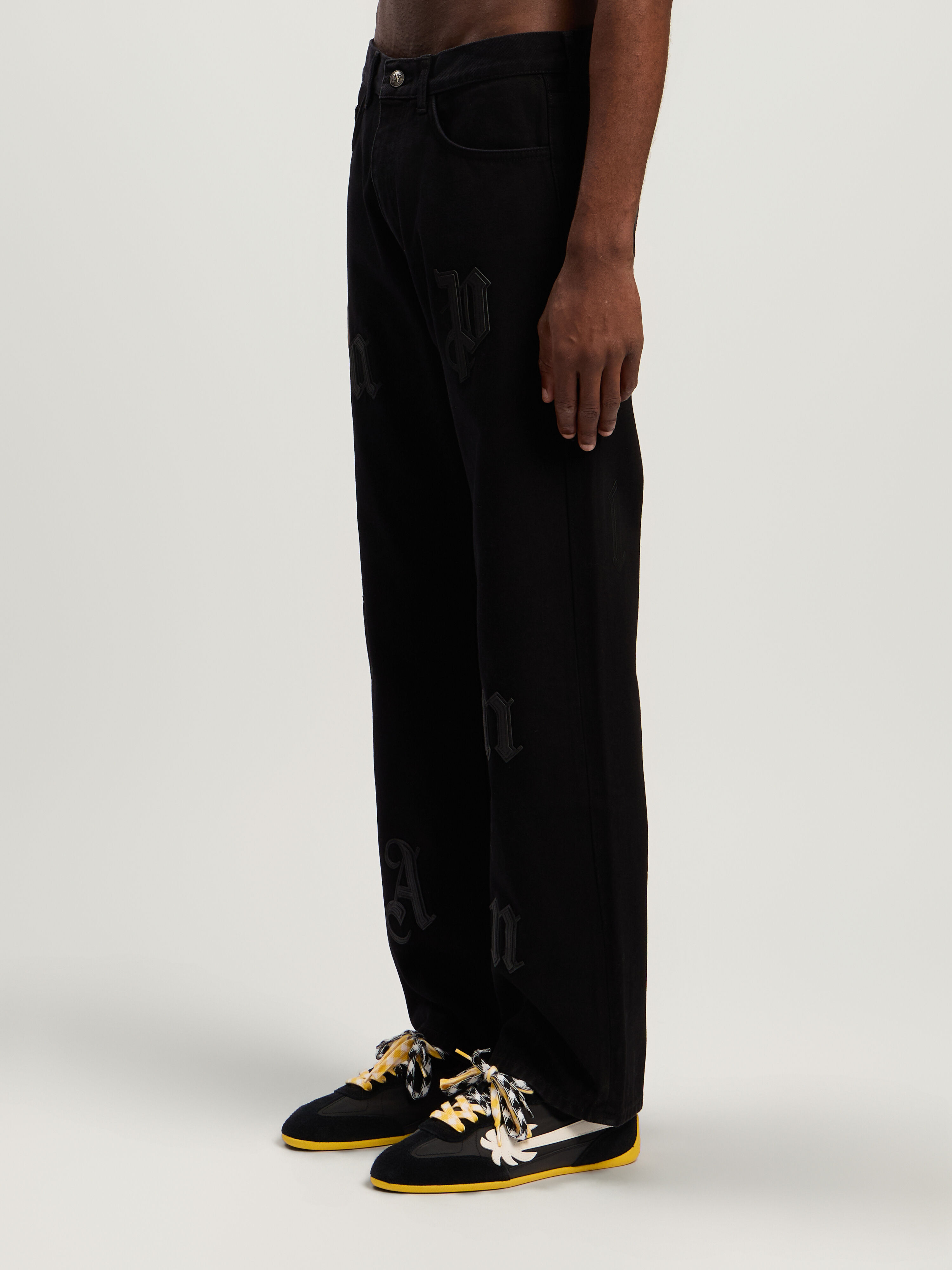 PALM ANGELS Logo Patch Straight Jeans BLACK - BLACK PMYA041F25DEN001