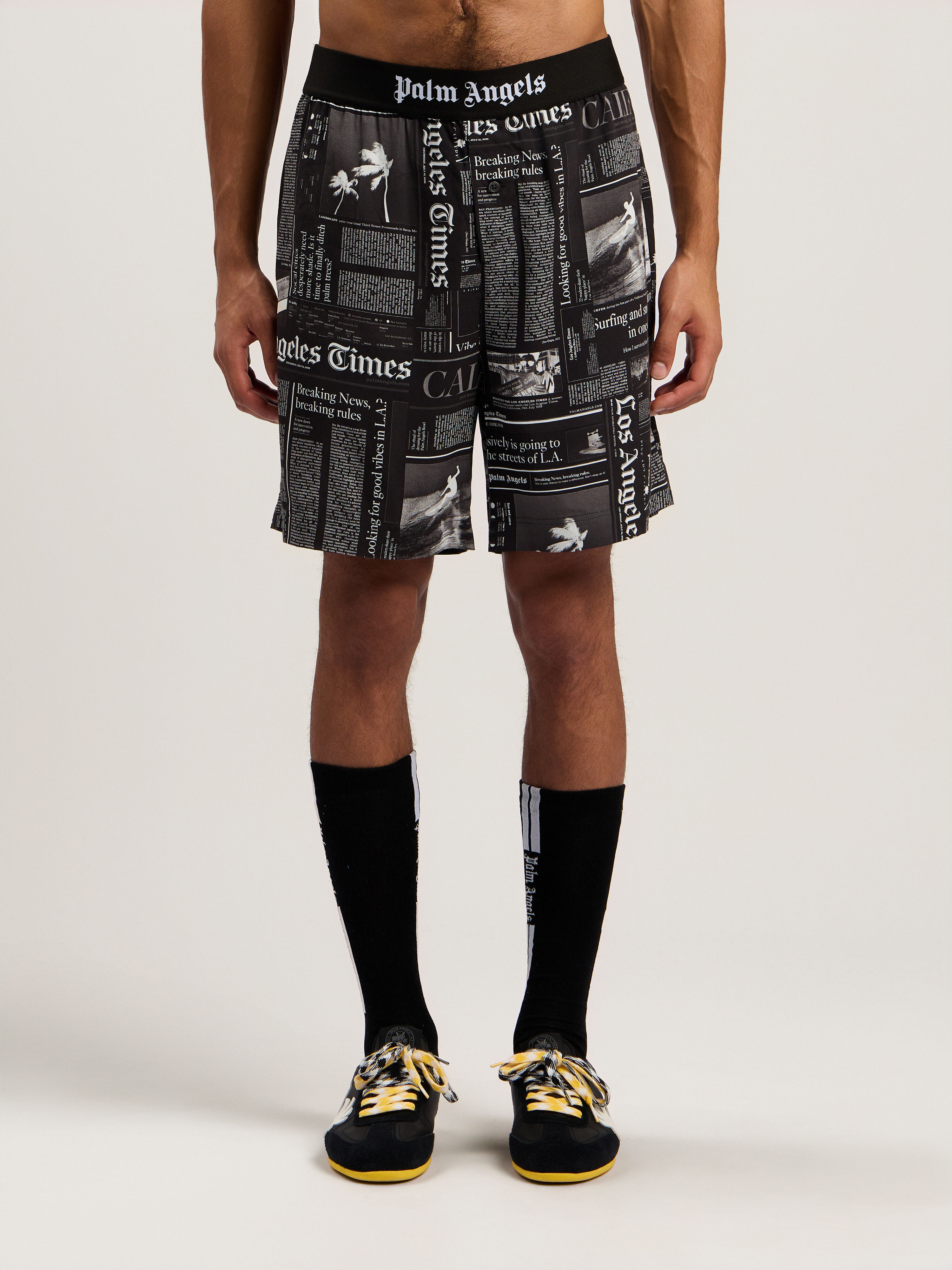 PALM ANGELS News Print Drawstring Shorts BLACK - OFF WHITE PMCB044F25FAB001