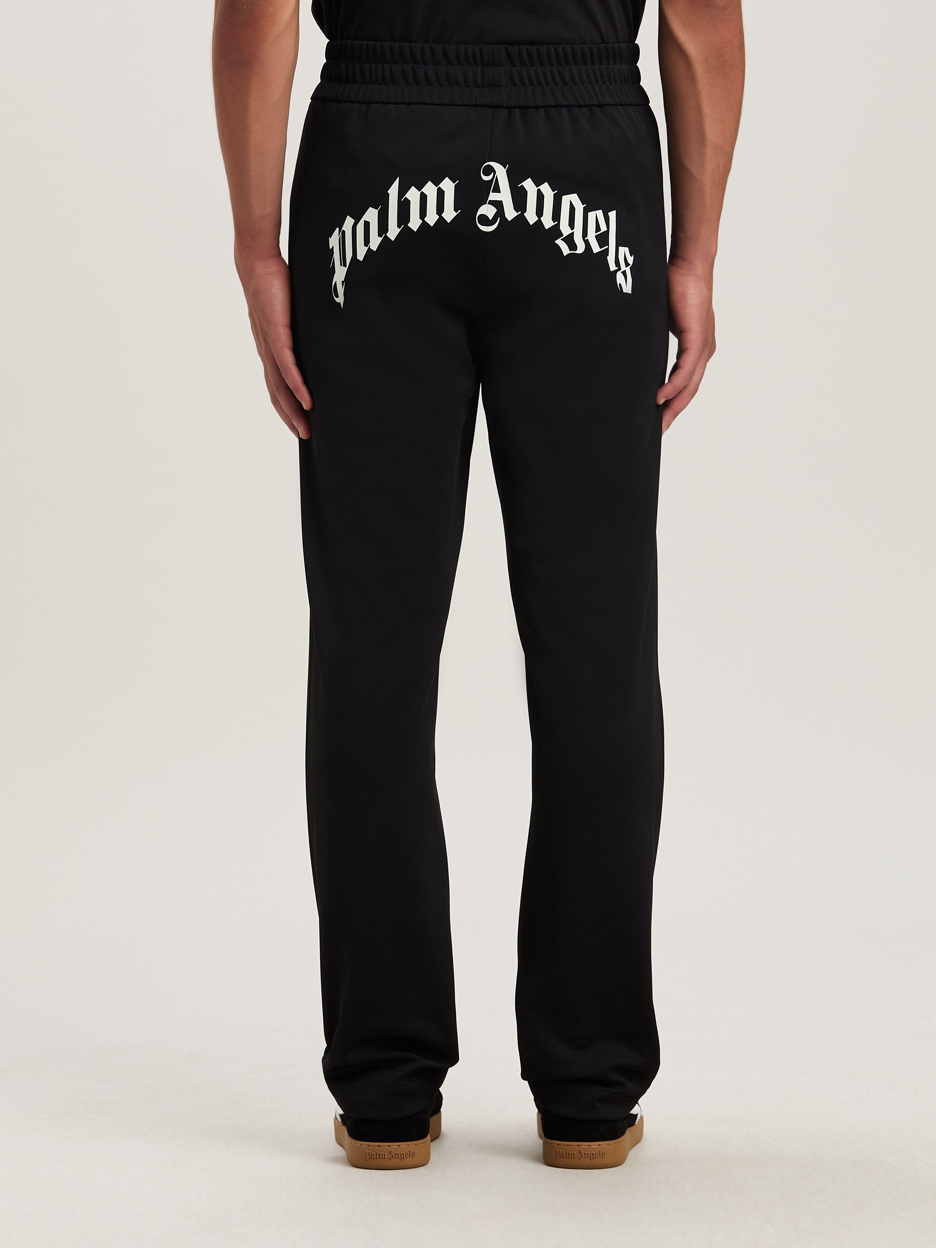 PALM ANGELS  Trainingshose mit geschwungenem Logo BLACK - OFF WHITE PMCJ048S25FAB001