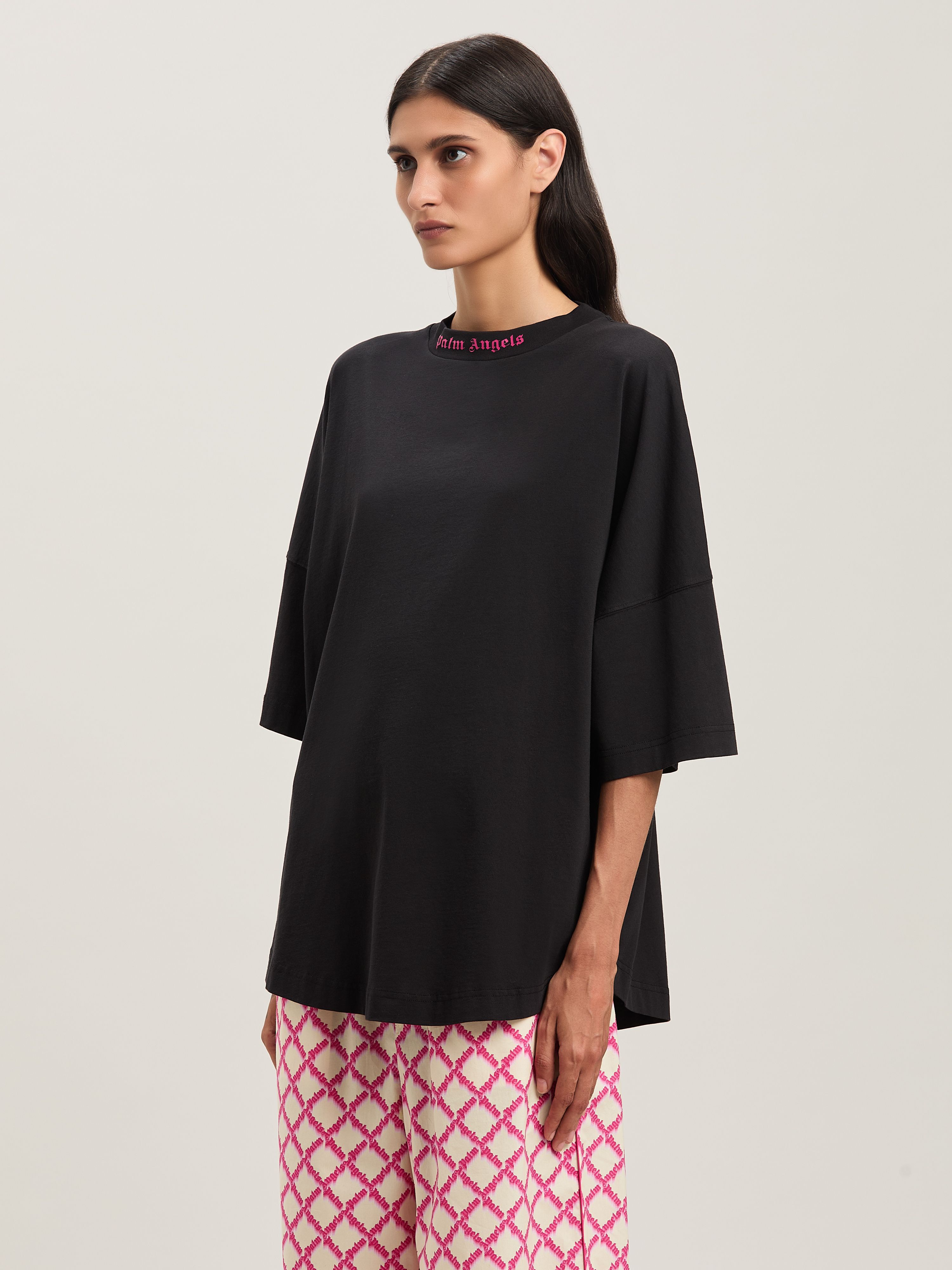 PALM ANGELS  Curved Logo oversize T-shirt BLACK - FUCHSIA PWAA023S25JER002