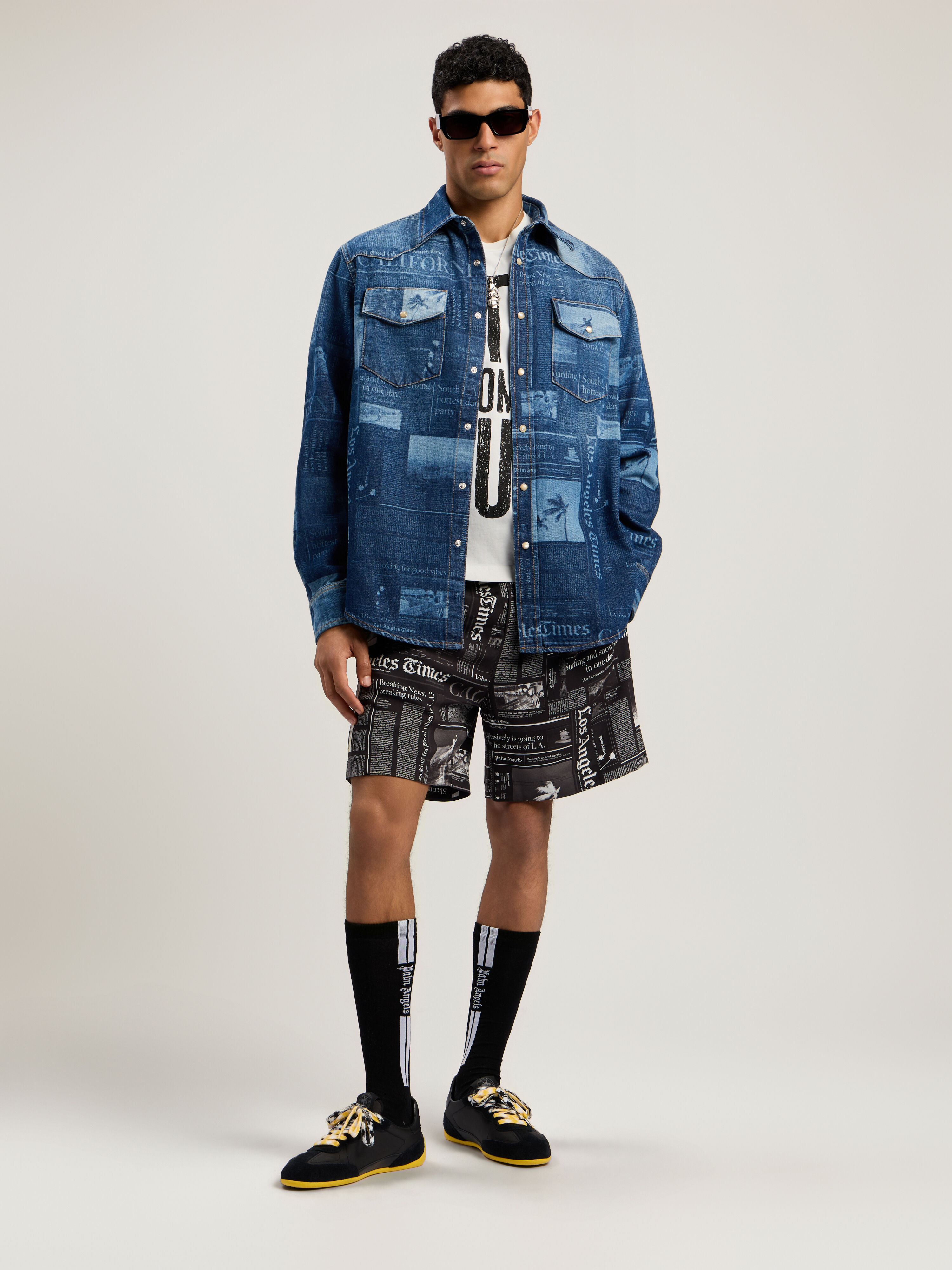 PALM ANGELS News Print Drawstring Shorts BLACK - OFF WHITE PMCB044F25FAB001