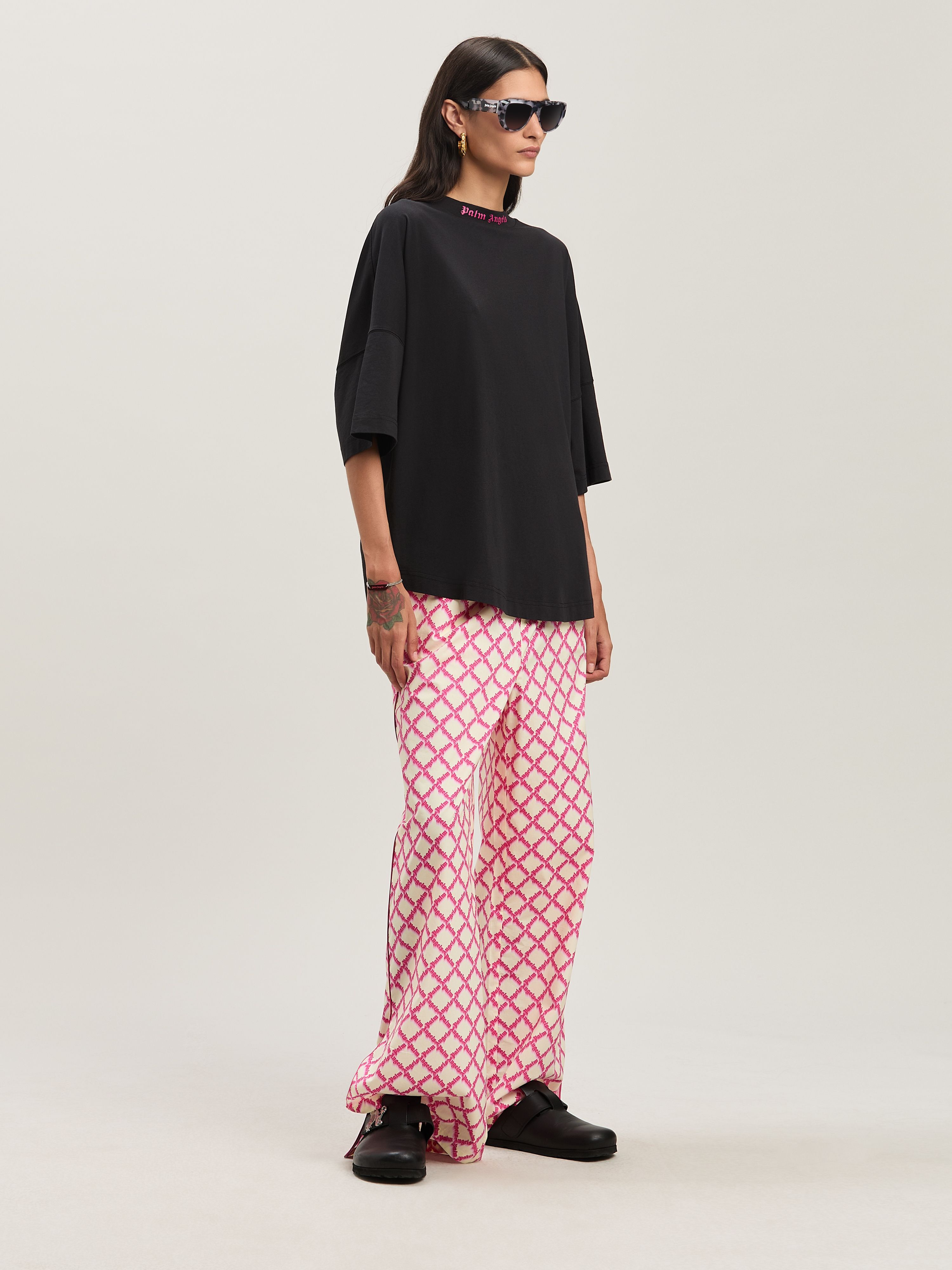 PALM ANGELS  Curved Logo oversize T-shirt BLACK - FUCHSIA PWAA023S25JER002