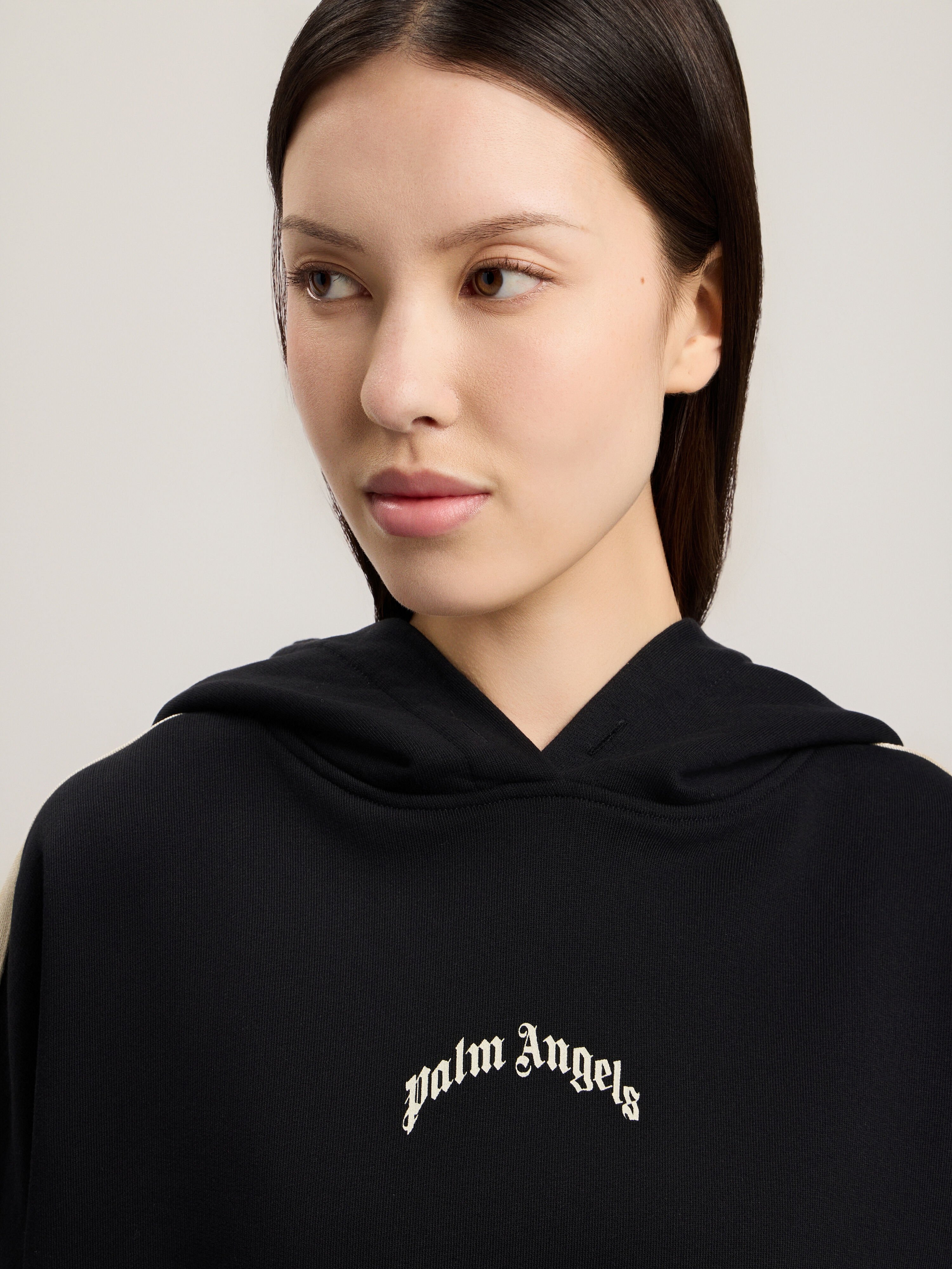PALM ANGELS Curved Logo Loose Crop Hoodie BLACK TOFU PWBB076S26FLE001