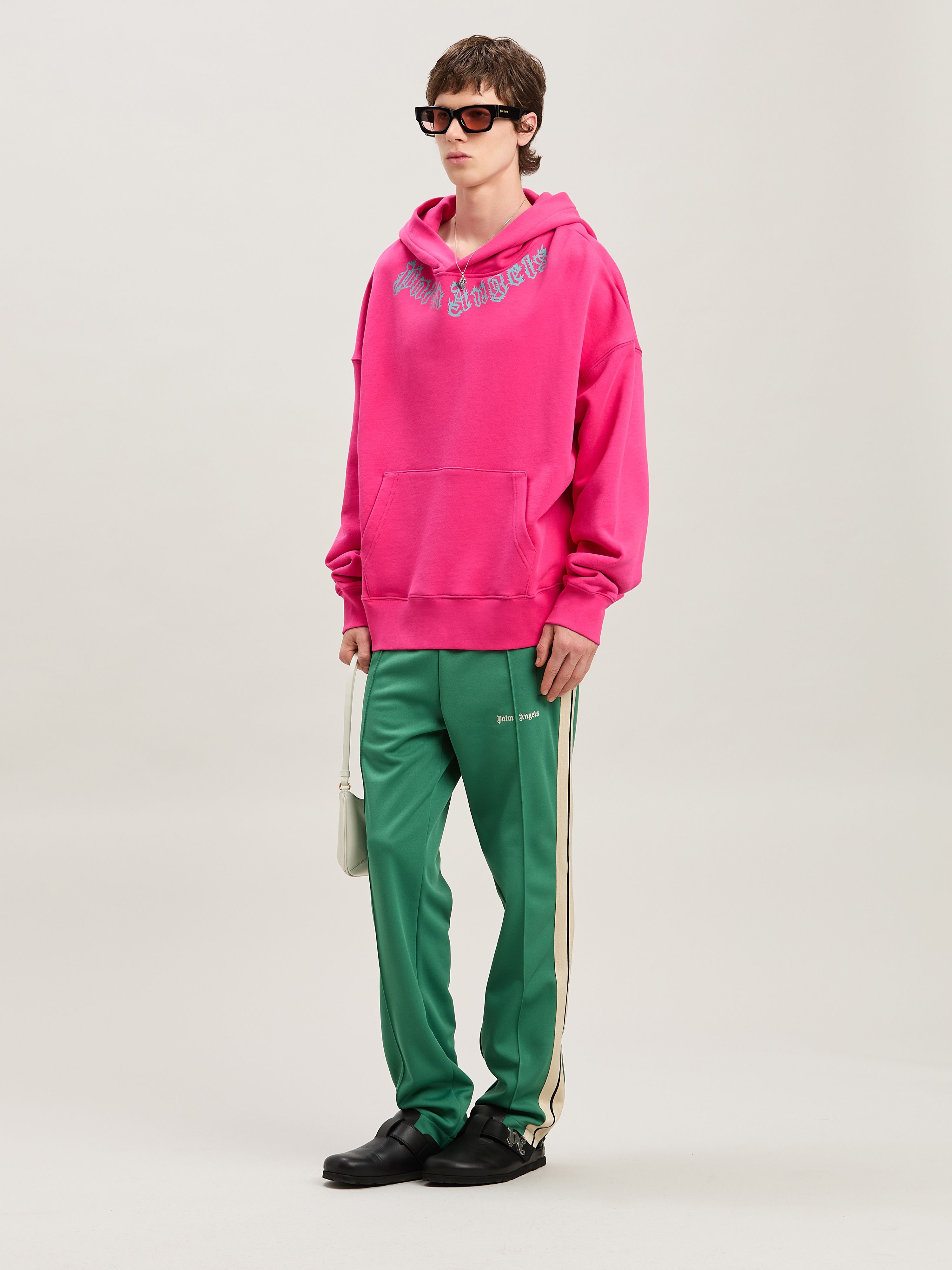 PALM ANGELS  Trainingshose mit gesticktem Logo FOREST GREEN - OFF WHITE PMCJ020S25FAB001