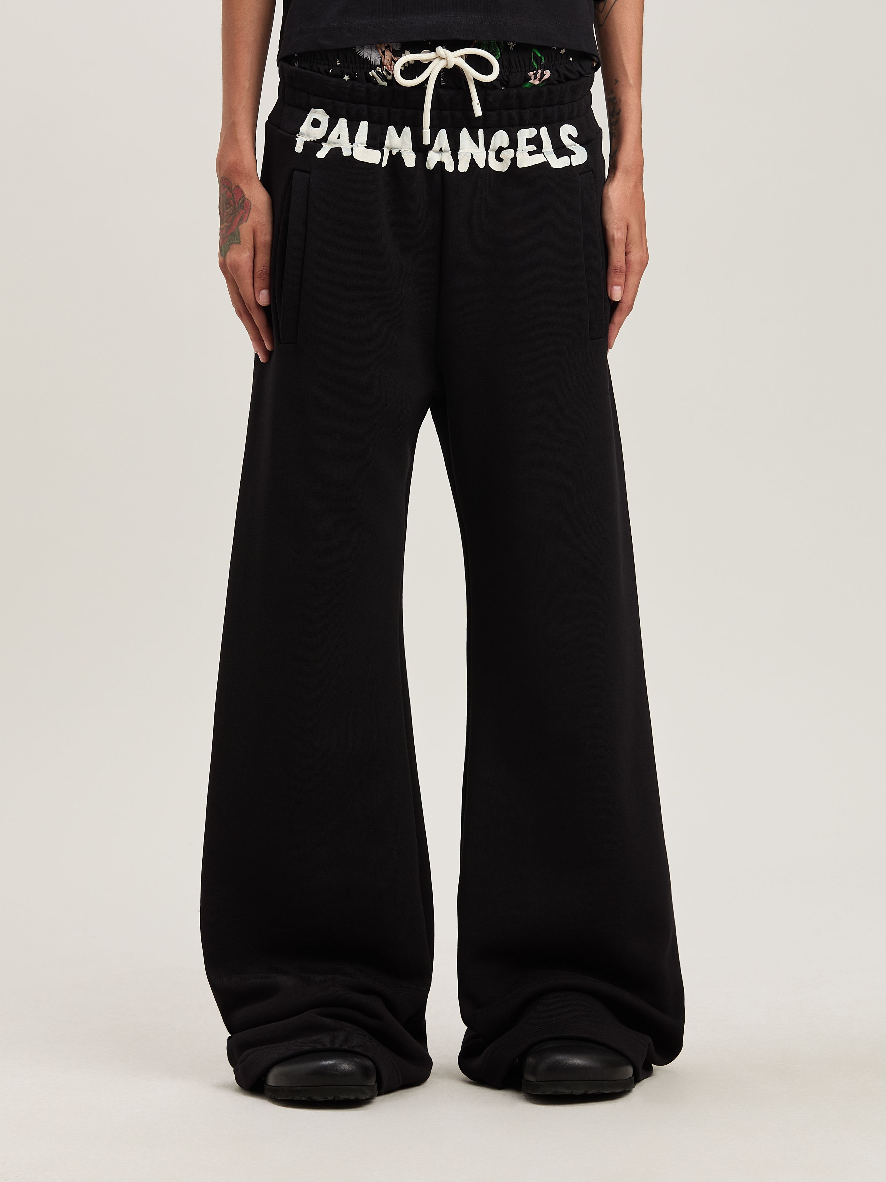 PALM ANGELS  Jogginghose mit Block-Logo BLACK - OFF WHITE PWCH025S25FLE002